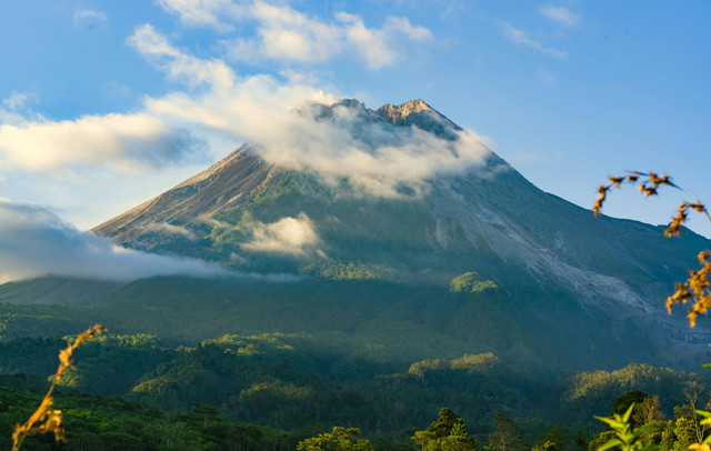 Foto Hanya Ilustrasi: Legenda Gunung Merapi. Sumber: mpo atm/Pexels.com