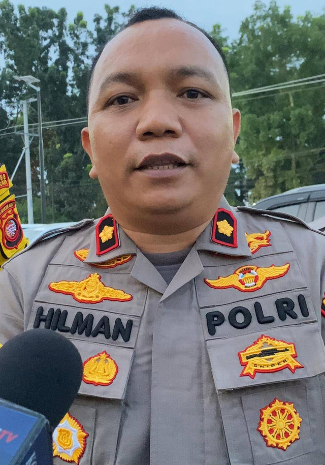 Wakapolres Kubu Raya, Kompol Hilman Malaini. Cegah judi online, Kapolres Kubu Raya razia Handphone personelnya setiap apel pagi. Foto: Yulia Ramadhiyanti/Hi!Pontianak