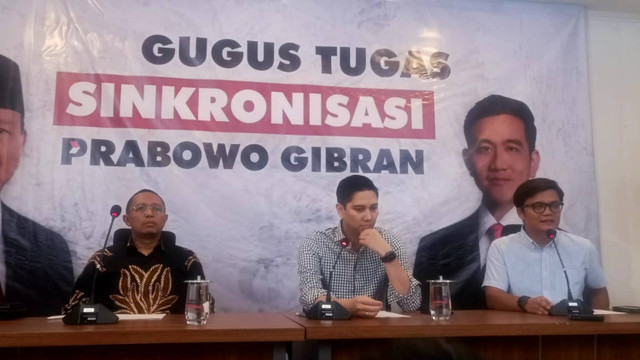 Suasana konferensi pers tim gugus tugas sinkronisasi Prabowo-Gibran terkait isu harga makan siang bergizi, di Media Center TKN Prabowo-Gibran, Jakarta pada Jumat (19/7/2024).  Foto: Ghinaa Rahmatika/kumparan