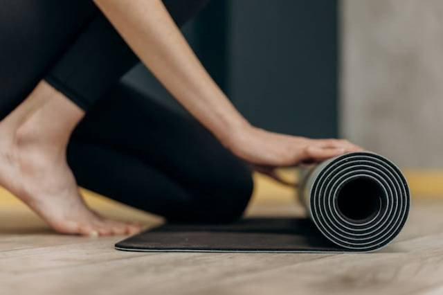 Ilustrasi perbedaan matras yoga dan workout, sumber foto: Mikhail Nilov by pexels.com