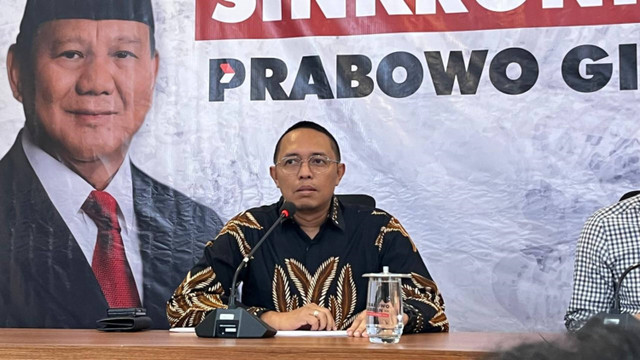 Suasana konferensi pers tim gugus tugas sinkronisasi Prabowo-Gibran terkait isu harga makan siang bergizi, di Media Center TKN Prabowo-Gibran, Jakarta pada Jumat (19/7/2024).  Foto:  Fariza/kumparan