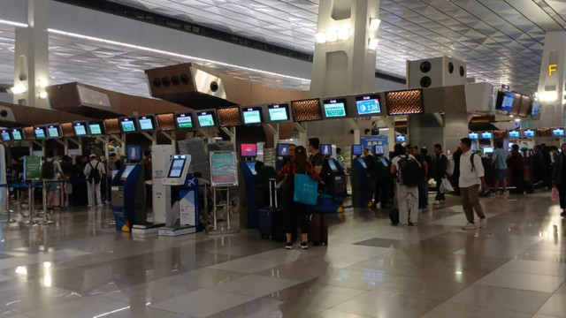 Suasana antrean penumpang di konter Citilink terminal 3 Bandara Soekarno-Hatta imbas Microsoft down. Foto: Lutfan Darmawan/kumparan