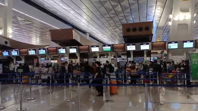 Suasana antrean penumpang di konter Citilink terminal 3 Bandara Soekarno-Hatta imbas Microsoft down. Foto: Lutfan Darmawan/kumparan