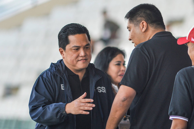 Ketua PSSI Erick Thohir (kiri) berbincang dengan Ketua SC Piala Presiden Maruarar Sirait (kanan) saat pembukaan Piala Presiden di Stadion Si Jalak Harupat, Kabupaten Bandung, Jawa Barat, Jumat (19/7/2024).   Foto: Raisan Al Farisi/ANTARA FOTO