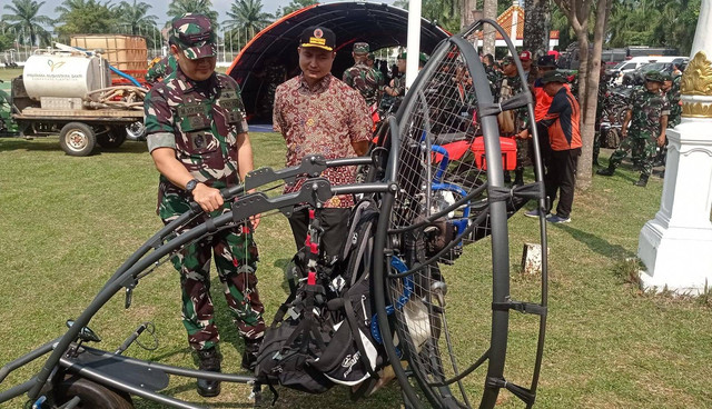 Kalaksa BPBD Sumsel M Iqbal Alisyahbana bersama Danrem Gapo Brigjen TNI Muhammad Thohir saat mengecek peralatan untuk apel penanggulangan bencana Karhutla, Foto : Abdullah Toriq/Urban Id