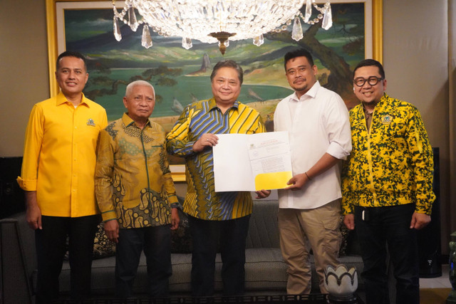 Ketum Golkar Airlangga Hartarto berikan surat keputusan Bobby-Surya untuk Pilgub Sumut 2024 di Jakarta, Jumat (19/7/2024). Foto: Dok. Tim Media Bobby