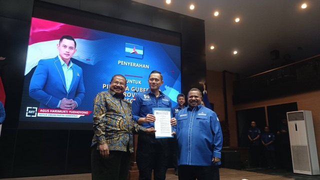 AHY beri rekomendasi dukungan ke cagub dan cawagub Papua Pegunungan, John Tabo dan Ones Pahabol di DPP Demokrat, Menteng, Jakpus, Jumat (19/7). Foto: Thomas Bosco/kumparan