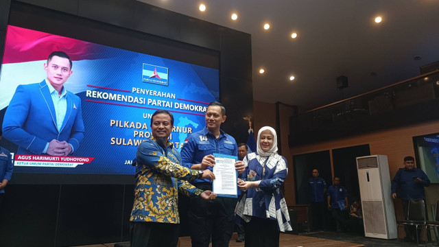 AHY beri rekomendasi dukungan ke cagub dan cawagub Sulawesi Selatan, Andi Sudirman Sulaiman dan Fatmawati Rusdi di DPP Demokrat, Menteng, Jakpus, Jumat (19/7).  Foto: Thomas Bosco/kumparan