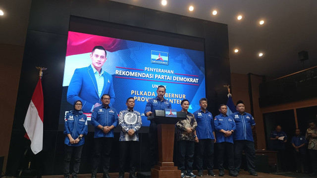 AHY beri rekomendasi dukungan ke cagub dan cawagub Banten, Andra Soni dan Achmad Dimyati Natakusumah di DPP Demokrat, Menteng, Jakpus, Jumat (19/7).  Foto: Thomas Bosco/kumparan