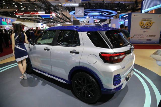 Pengunjung melihat mobil Rocky esmart Hybrid di booth Daihatsu pada ajang GIIAS 2024 di GIIAS 2024, ICE-BSD, Tangerang, Kamis (18/7).  Foto: Aditia Noviansyah/kumparan