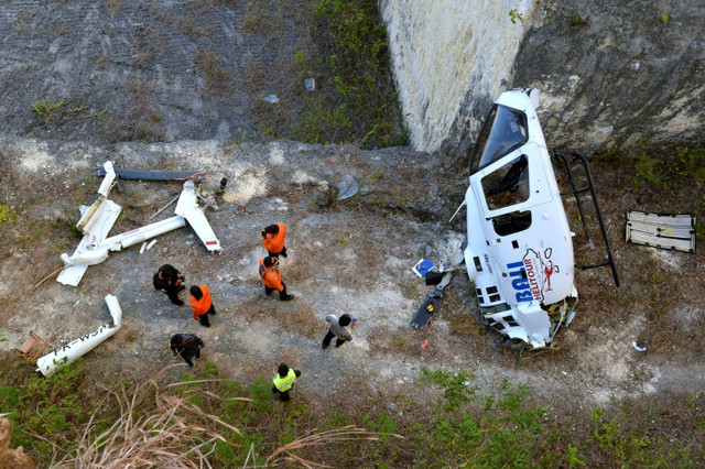 Petugas memeriksa helikopter Bell-505 yang dioperasikan PT. Whitesky Aviation setelah jatuh di kawasan Suluban, Badung, Bali, Jumat (19/7/2024).  Foto: Fikri Yusuf/ANTARA FOTO