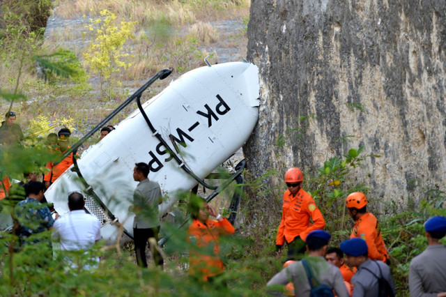 Petugas memeriksa helikopter Bell 505 yang dioperasikan PT. Whitesky Aviation yang jatuh di kawasan Suluban, Badung, Bali, Jumat (19/7/2024).  Foto: Fikri Yusuf/ANTARA FOTO