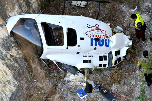 Petugas memeriksa helikopter Bell-505 yang dioperasikan PT. Whitesky Aviation setelah jatuh di kawasan Suluban, Badung, Bali, Jumat (19/7/2024).  Foto: Fikri Yusuf/ANTARA FOTO