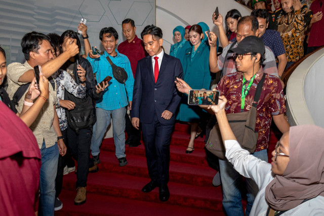 Mantan Wali Kota Surakarta sekaligus Wakil Presiden RI terpilih Gibran Rakabuming Raka (tengah) didampingi istrinya, Selvi Ananda, menjawab pertanyaan awak media usai pelantikan Wali Kota Surakarta di Semarang, Jawa Tengah, Jumat (19/7/2024).  Foto: Aji Styawan/ANTARA FOTO 