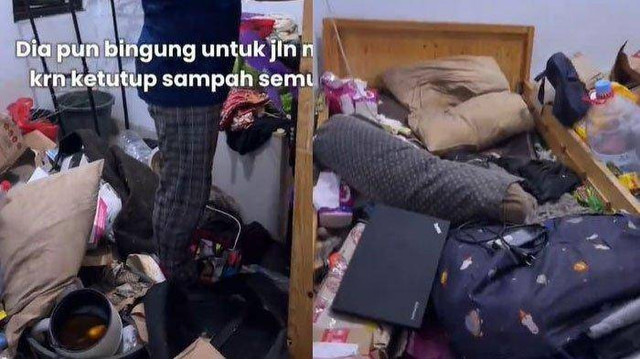 Tangkapan layar kamar kos jorok yang penuh timbunan barang. 