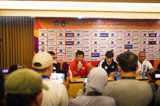 Pelatih Garuda Muda Indra Sjafri (jaket merah). Foto: Masruroh/Basra