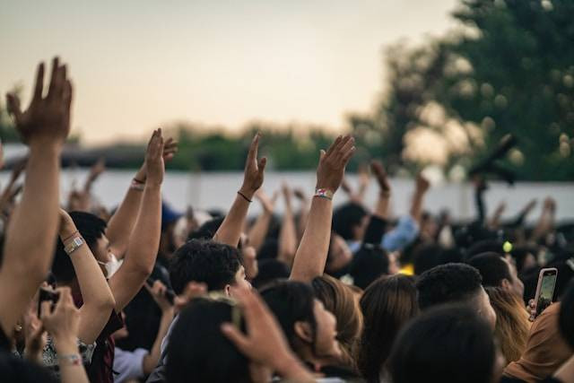 Cara beli tiket konser WayV di Jakarta. Foto hanyalah ilustrasi, bukan tempat yang sebenarnya. Sumber: Unsplash/Roberto Rendon