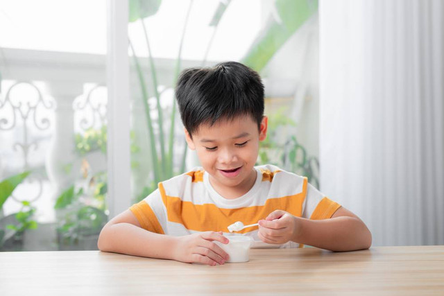 Ilustrasi anak makan yoghurt. Foto: Shutterstock