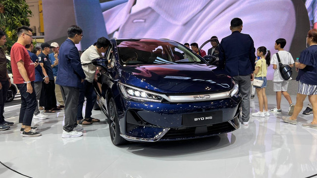 Mobil listrik BYD M6 yang dikerubungi pengunjung di GIIAS 2024.  Foto: Aditya Pratama Niagara/kumparan