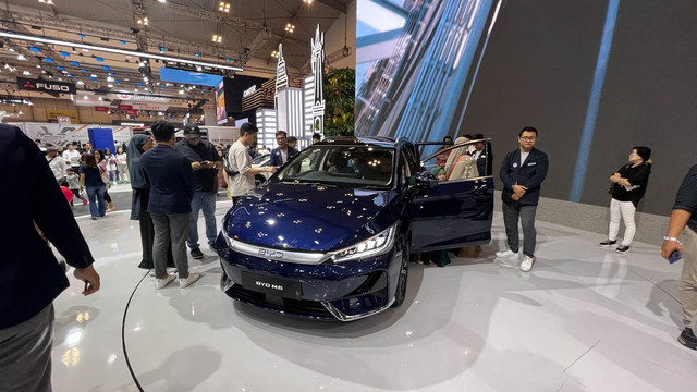 Mobil listrik BYD M6 yang dikerubungi pengunjung di GIIAS 2024.  Foto: Aditya Pratama Niagara/kumparan