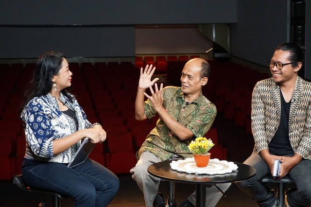 Salah satu juri Lomba Cerpen Tutur Tumurun, Joni Ariadinata (tengah) dalam podcast TBY bersama host, Alya Mirza (kiri), dan kurator, Latief S. Nugraha (kanan). Foto: Dok. Taman Budaya Yogyakarta