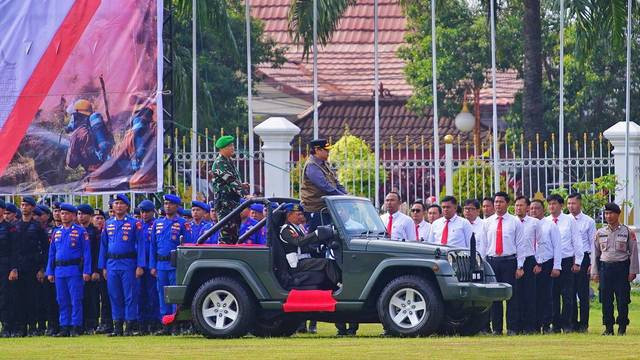 Menteri Koordinator Perekonomian RI, Airlangga Hartarto yang melakukan peninjauan kesiapan personil dalam giat apel siaga kesiapan BPBD dalam penanggulangan Karhutla Sumsel yang berlangsung di Griya Agung Palembang, Sabtu (20/7) Foto: ary priyanto/urban id