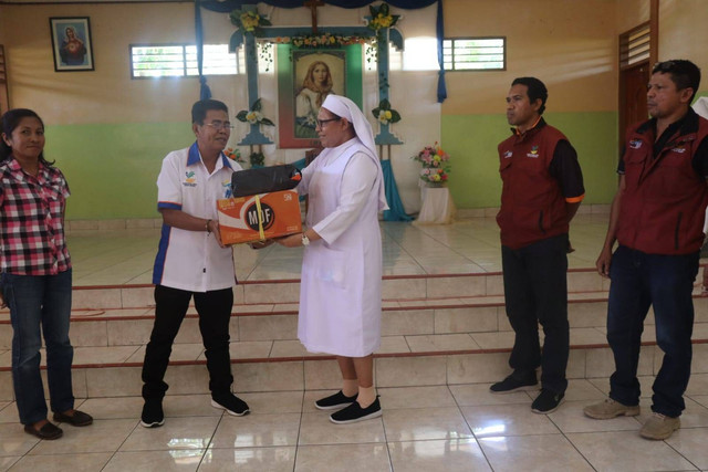 Keterangan foto: Kepala Dinas Sosial Sikka, Rudolfus Ali secara simbolis menyerahkan bantuan sembako dari Pendaming PKH Sikka yang diterima oleh Pimpinan Panti Rehabilitasi Penyandang Cacat Santa Dymphna Maumere, Suster Lusia, CIJ, Sabtu (20/7/2024).