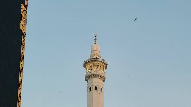 Masjid Raya Sultan Riau Penyengat. Foto hanya ilustrasi bukan lokasi sebenarnya. Sumber: Haythem Gataa / Unsplash