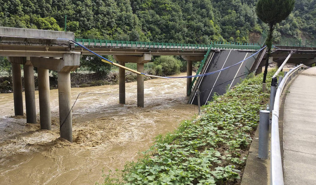 Sebuah jembatan runtuh terlihat di Kabupaten Zhashui di Kota Shangluo, Provinsi Shaanxi, Tiongkok barat laut, Sabtu, 20 Juli 2024. Foto: Xinhua melalui AP