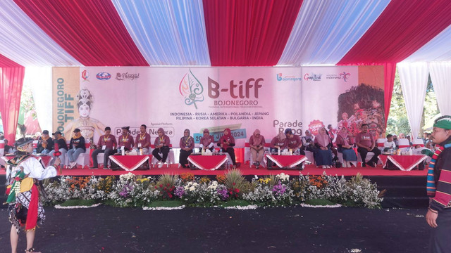 Suasana pembukaan ‘Bojonegoro Thengul International Folklore Festival’ di Bojonegoro. Sabtu (20/07/2024). (Aset: Imam Nurcahyo/BeritaBojonegoro)