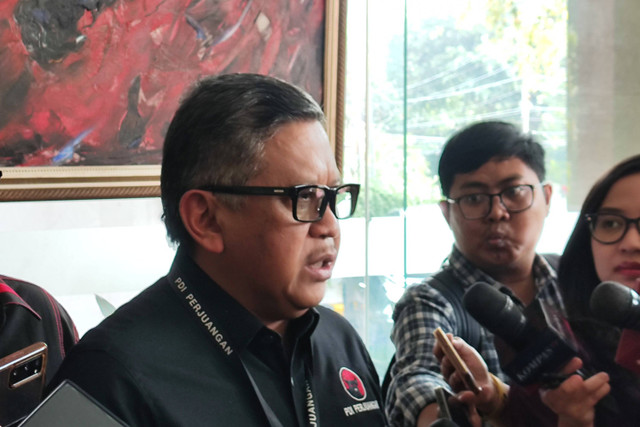 Sekjen PDIP Hasto Kristiyanto menjawab pertanyaan wartawan di Kantor DPP PDIP, Menteng, Jakarta Pusat, Sabtu (20/7/2024). Foto: Jonathan Devin/kumparan