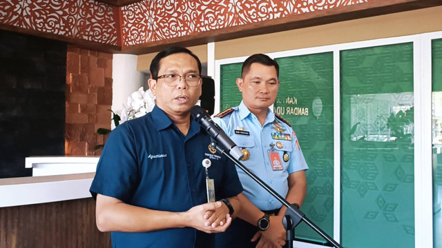 Kepala Otoritas Bandar Udara Wilayah IV Agustinus Budi Hartono menyampaikan keterangan di Kantor Otoritas Bandara, Kabupaten Badung, Bali, Sabtu (20/7/2024) Foto: Denita BR Matondang/kumparan