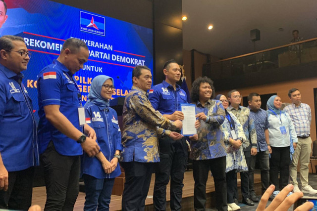 Ketua Umum Partai Demokrat Agus Harimurti Yudhoyono (AHY) memberikan surat rekomendasi kepada Ahmad Riza Patria dan Marshel Widianto untuk calon Wali Kota dan Wakil Wali Kota Tangerang Selatan di DPP Demokrat, Jakarta pada Sabtu (20/7/2024). Foto: Luthfi Humam/kumparan