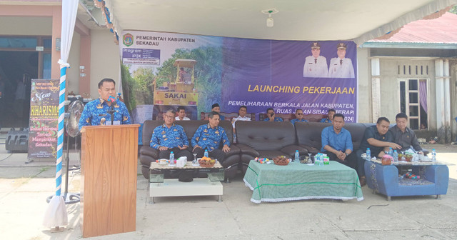 Bupati Aron melaunching pekerjaan pemeliharaan berkala Jalan Sibau-Merapi. Foto: Dok. Istimewa