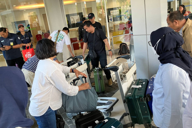 Sejumlah penumpang meminta penjelasan kepada pihak Wings Air akibat penerbangan Denpasar-Waingapu dibatalkan hingga besok di Bandara Ngurah Rai, Bali, Sabtu (20/7/2024). Foto: Ema Fitriyani/kumparan