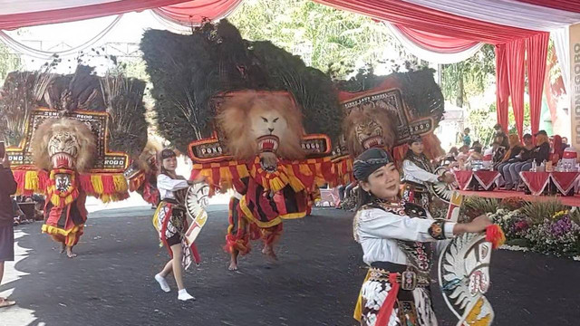 Salah satu kesenian reog dan jaranan saat mengikuti Parade sebagai awal kegiatan Bojonegoro Thengul International Folklore Festival. Sabtu (20/07/2024). (Aset: Imam Nurcahyo/BeritaBojonegoro)