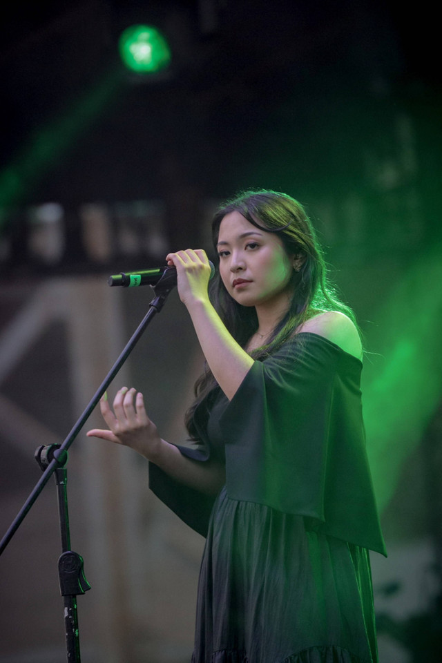 Bernadya tampil saat We The Fest 2024 di kompleks Stadion Gelora Bung Karno, Jakarta, Sabtu (20/7/2024).  Foto: Jamal Ramadhan/kumparan