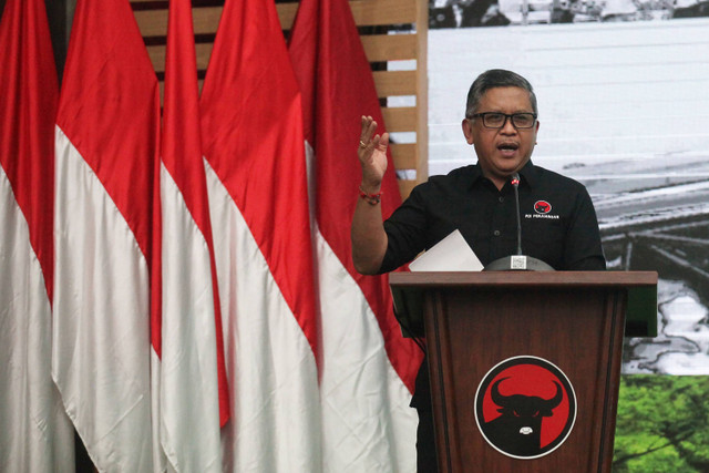 Sekjen PDI Perjuangan Hasto Kristiyanto  berbicara dalam diskusi Kudatuli, Kami Tidak Lupa di kantor DPP PDI Perjuangan, Jakarta, Sabtu (20/7/2024). Foto: Reno Esnir/Antara Foto