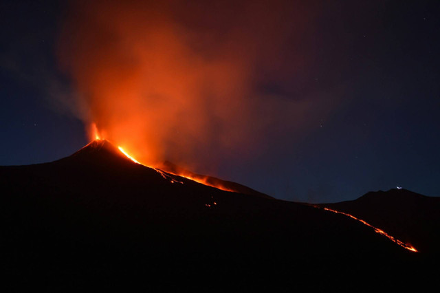 Ilustrasi Tipe Erupsi yang Bekerja dengan Irama Tiap Lima Menit Mengeluarkan Lava dan Bom adalah. Sumber: Unsplash.com/Shawn Appel