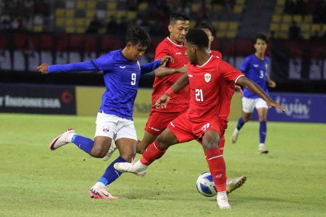 Pesepak bola Timnas Indonesia Dony Tri Pamungkas berebut bola dengan pesepak bola Timnas Kamboja Phoeuk Thatthai pada pertandingan penyisihan Grup A Piala ASEAN U-19 Boys Championship di Stadion Gelora Bung Tomo, Surabaya, Sabtu (20/7/2024).  Foto: Moch Asim/ANTARA FOTO 