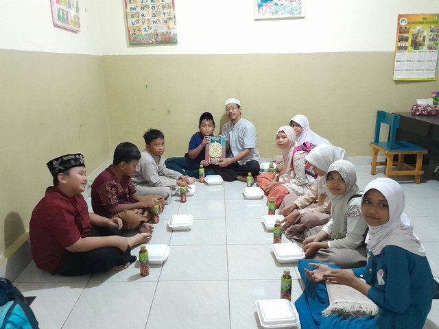 Anak-anak sedang berdoa. Photo: Dokumentasi Pribadi