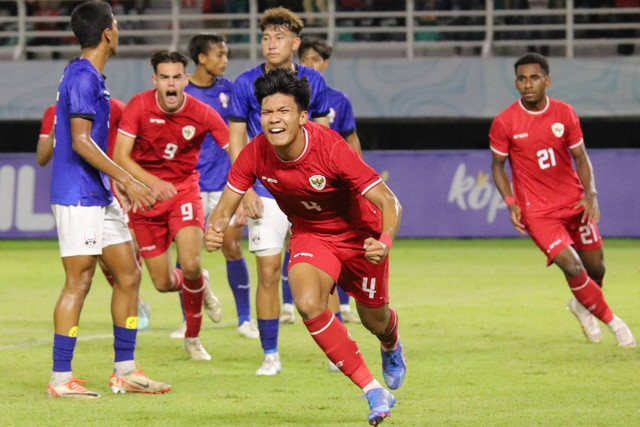 Pesepak bola Timnas Indonesia Kadek Arel Priyatna (4) berselebrasi usai mencetak gol ke gawang Timnas Kamboja dalam pertandingan penyisihan Grup A Piala AFF U-19 di Stadion Gelora Bung Tomo, Surabaya, Jawa Timur, Sabtu (20/7/2024).  Foto: Rizal Hanafi/ANTARA FOTO