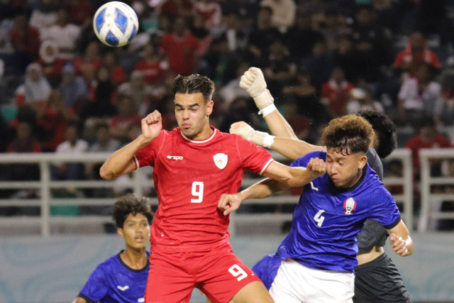 Pesepak bola Timnas Indonesia Jens Raven (9) berebut bola di udara dengan pesepak bola Timnas Kamboja Em Chhumsideth (4) dalam pertandingan penyisihan Grup A Piala AFF U-19 di Stadion Gelora Bung Tomo, Surabaya, Jawa Timur, Sabtu (20/7/2024).  Foto: Rizal Hanafi/ANTARA FOTO