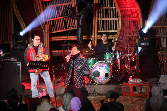 Vocalis GIGI Jazz Project Armand Maulana tampil pada Jazz Gunung Bromo 2024 di Jiwa Jawa Resort, Probolinggo, Jawa Timur, Sabtu (20/7/2024). Foto: Dicky Adam Sidiq/kumparan