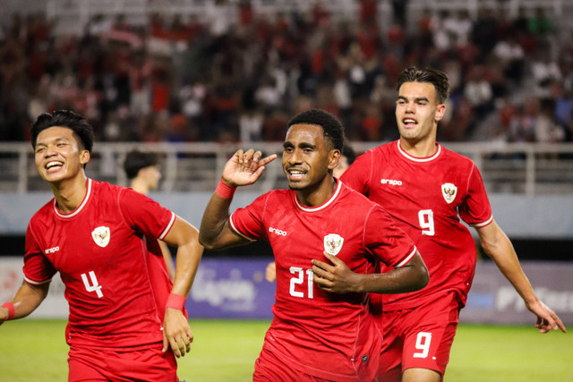 Pesepak bola Timnas Indonesia Muhammad Iqbal Gwijangge berselebrasi bersama rekan setimnya usai mencetak gol ke gawang Kamboja dalam pertandingan penyisihan Grup A Piala AFF U-19 di Stadion Gelora Bung Tomo, Surabaya, Jawa Timur, Sabtu (20/7/2024). Foto: Rizal Hanafi/ANTARA FOTO