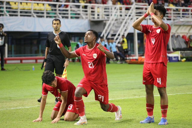 Pesepak bola timnas Indonesia Muhammad Iqbal Gwijangge berselebrasi bersama rekannya Kadek Arel Priyatna dalam pertandingan penyisihan Grup A Piala AFF U-19 di Stadion Gelora Bung Tomo, Surabaya, Jawa Timur, Sabtu (20/7/2024). Foto: Moch Asim/ANTARA FOTO 