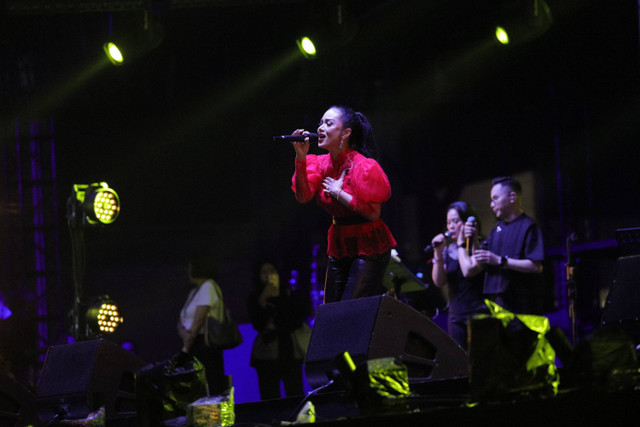 Krisdayanti yang tergabung dalam grup musik 3 Diva tampil dalam We The Fest 2024 di kompleks Stadion Gelora Bung Karno, Jakarta, Sabtu (20/7/2024). Foto: Jamal Ramadhan/kumparan