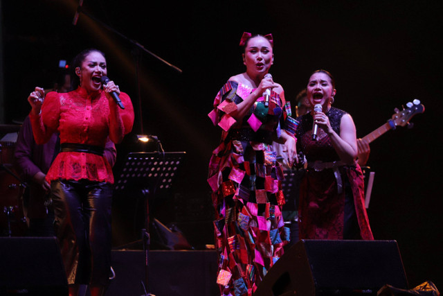 Ruth Sahanaya, Titi DJ, dan Krisdayanti yang tergabung dalam grup musik 3 Diva tampil dalam We The Fest 2024 di kompleks Stadion Gelora Bung Karno, Jakarta, Sabtu (20/7/2024). Foto: Jamal Ramadhan/kumparan