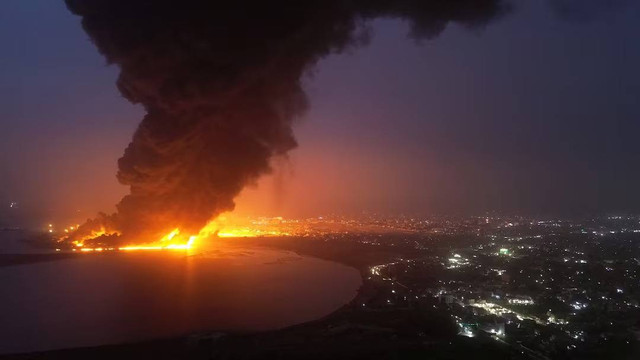 Asap membumbung tinggi usai serangan udara Israel di Hodeidah, Yaman, Sabtu (20/7). Houthi Media Centre/Handout via REUTERS Foto: REUTERS 