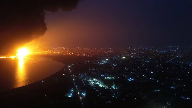 Asap membumbung tinggi di pelabuhan Hodeidah, Yaman, usai serangan udara Israel, Sabtu (20/7). Houthi Media Centre/Handout via REUTERS Foto: REUTERS 